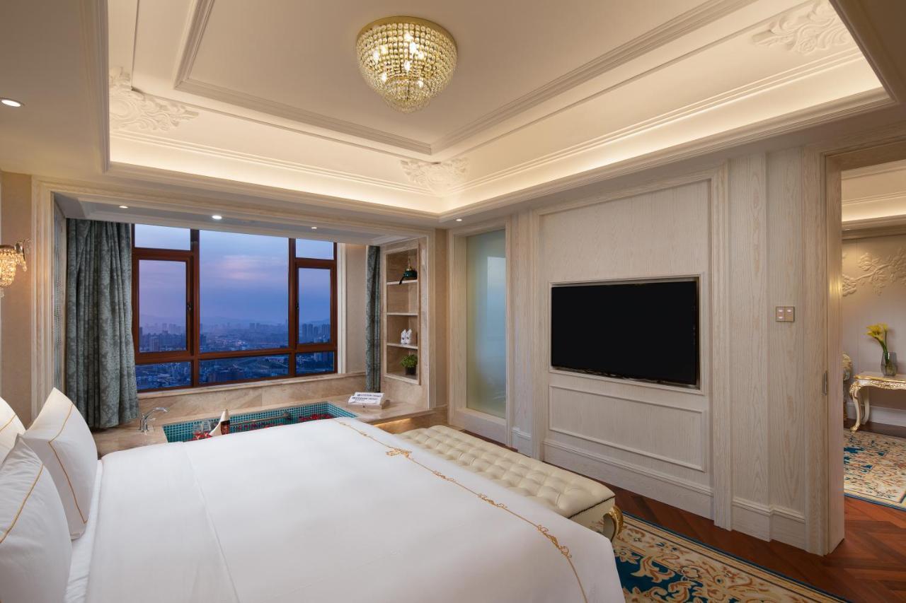 מלון Wyndham Grand Kunming East מראה חיצוני תמונה